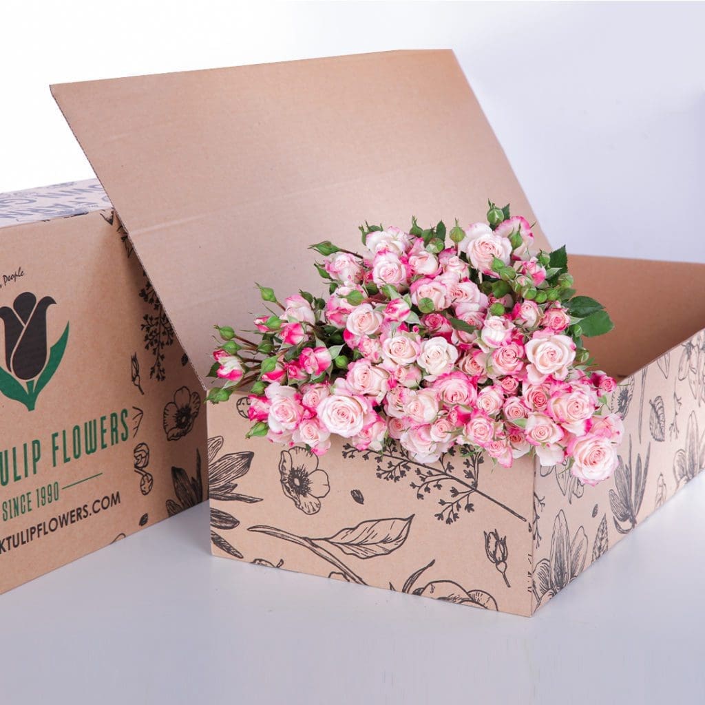 Bunch of pink spray roses, 40-50 cm height, with flower food in a brown box.