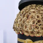 golden-sprayed-roses-in-a-black-box_03