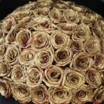 golden-sprayed-roses-in-a-black-box_04
