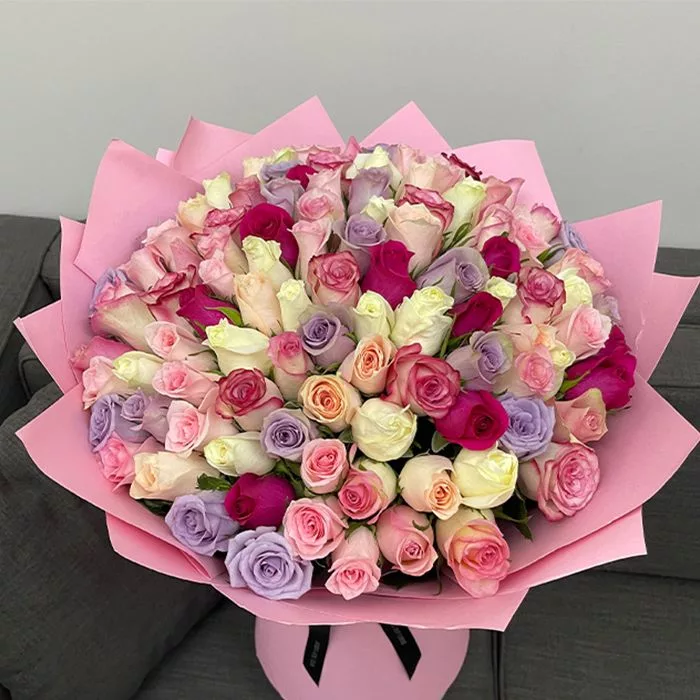 mix_3.jpg Top view of a large bouquet with 100 mixed roses wrapped in pink paper.