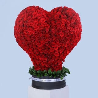700 red roses and leaves beautifully arranged in a heart shape on a black hat box.