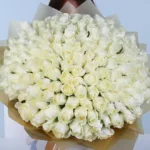 100-white-roses-bouquet_03