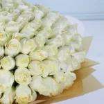 100-white-roses-bouquet_04