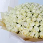 100-white-roses-bouquet_05