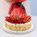 blush-hydrangea-strawberry-cake-treat_03